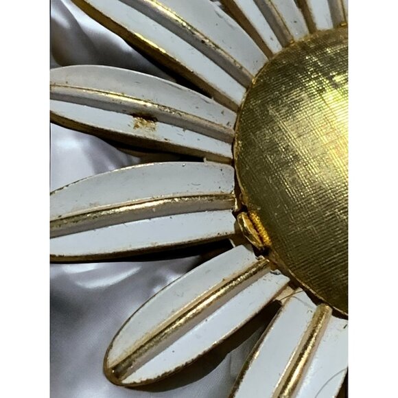 VTG Avon Gold & White Enamel Daisy Flower Brooch Pin Hidden Perfume Center - Picture 5 of 8